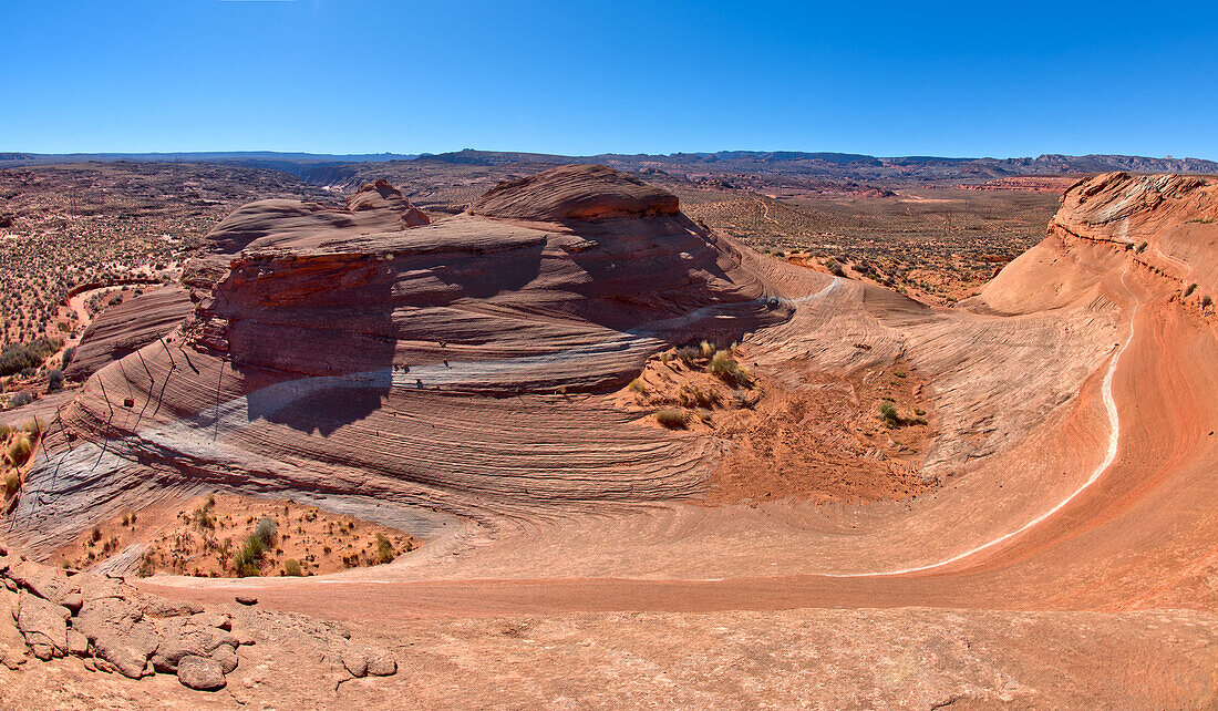 Blick vom Gipfel eines Sandsteintafelberges, einer versteinerten Sanddüne, bei Ferry Swale in der Glen Canyon Recreation Area in der Nähe von Page, Arizona, Vereinigte Staaten von Amerika, Nordamerika