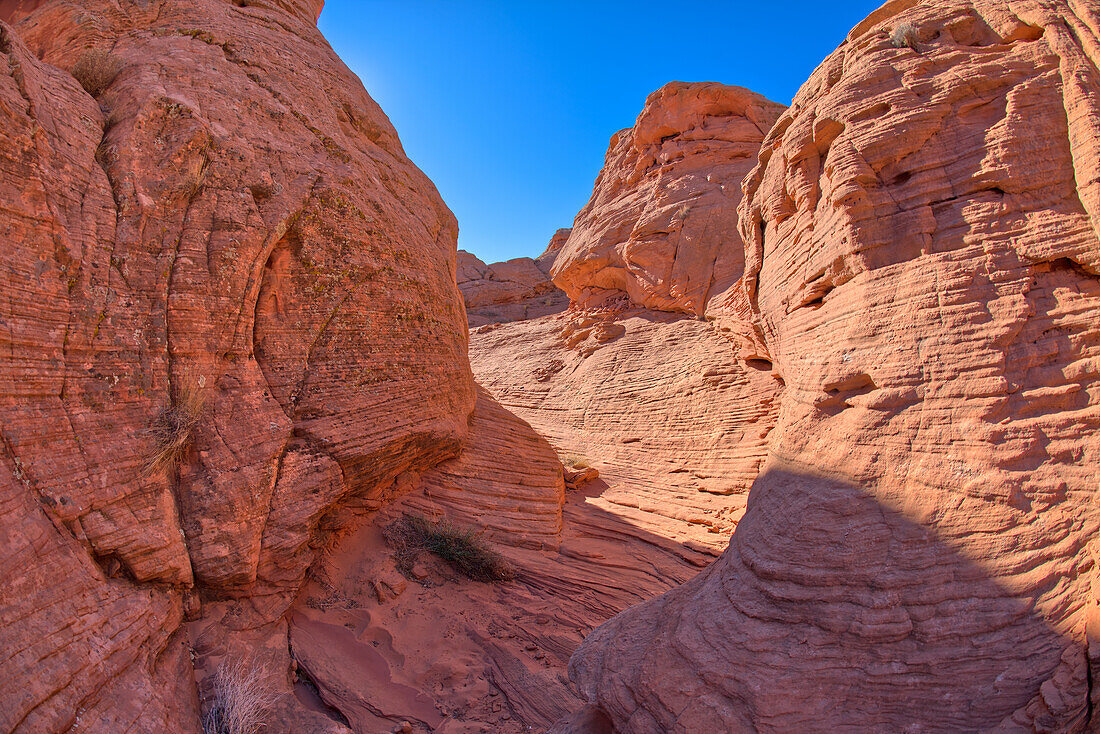 Eine schmale Schlucht, die zu einer Felseninsel führt, bei Ferry Swale in der Glen Canyon Recreation Area in der Nähe von Page, Arizona, Vereinigte Staaten von Amerika, Nordamerika