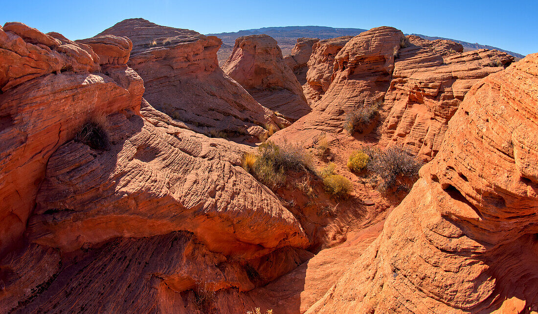 Ein schmaler Canyon zwischen mehreren Felsinseln bei Ferry Swale in der Glen Canyon Recreation Area in der Nähe von Page, Arizona, Vereinigte Staaten von Amerika, Nordamerika