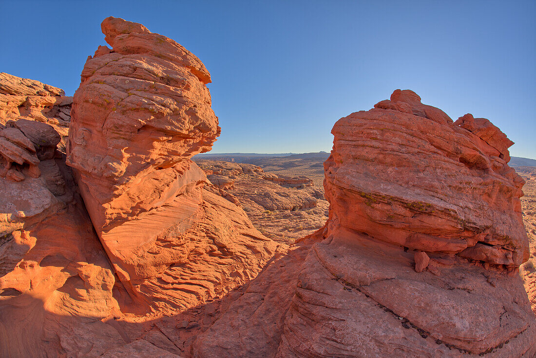 Ein Paar Sandstein-Hoodoos bei Ferry Swale in der Glen Canyon Recreation Area in der Nähe von Page, Arizona, Vereinigte Staaten von Amerika, Nordamerika