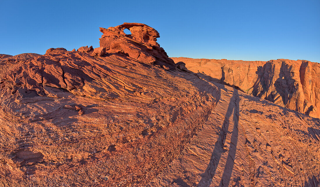 Ein kleiner Felsbogen in der Nähe der Klippe des Spur Canyon nördlich des Hauptüberblicks von Horseshoe Bend, Arizona, Vereinigte Staaten von Amerika, Nordamerika