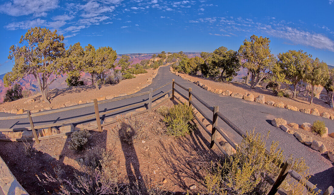 Der geteilte gepflasterte Zugangsweg zum Powell Memorial vom Parkplatz an der Hermit Road, Grand Canyon, Arizona, Vereinigte Staaten von Amerika, Nordamerika