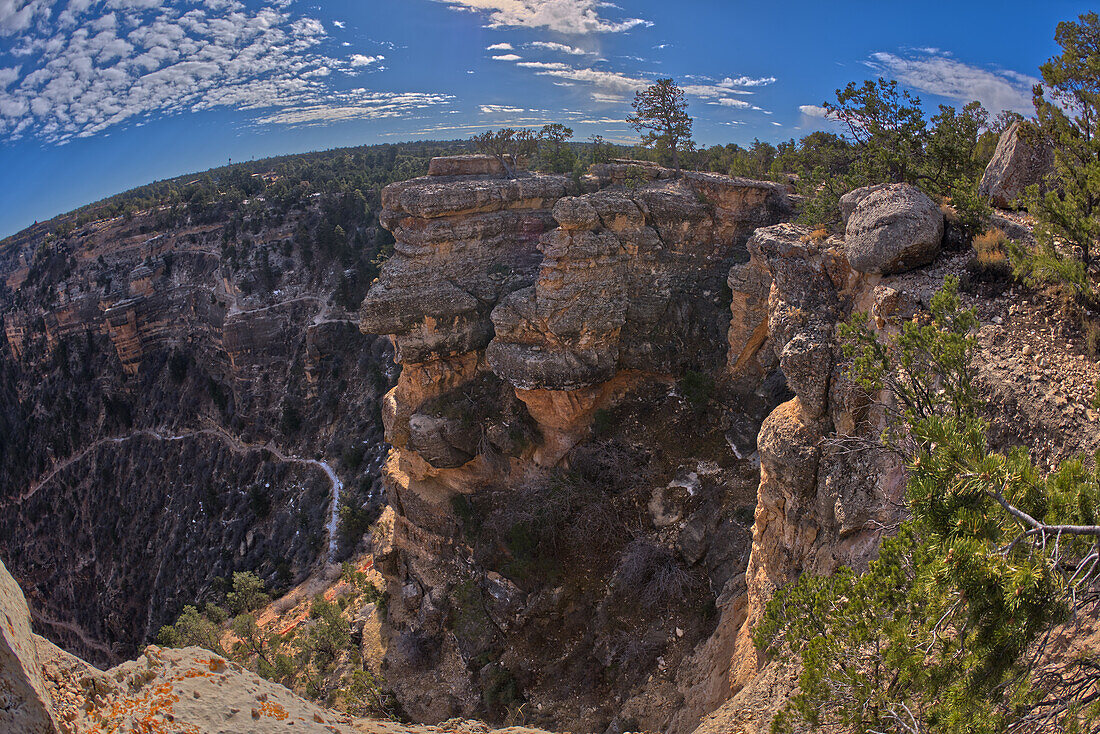 Ein Felsvorsprung mit Blick auf den Bright Angel Trail unten am Grand Canyon South Rim an der Hermit Road, Grand Canyon, UNESCO-Weltnaturerbe, Arizona, Vereinigte Staaten von Amerika, Nordamerika