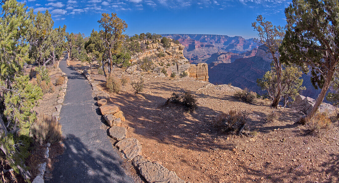 Der gepflasterte Rim Trail entlang der Klippen des Grand Canyon South Rim zwischen dem Trailview Overlook East Vista und dem West Vista, Grand Canyon, UNESCO-Welterbe, Arizona, Vereinigte Staaten von Amerika, Nordamerika