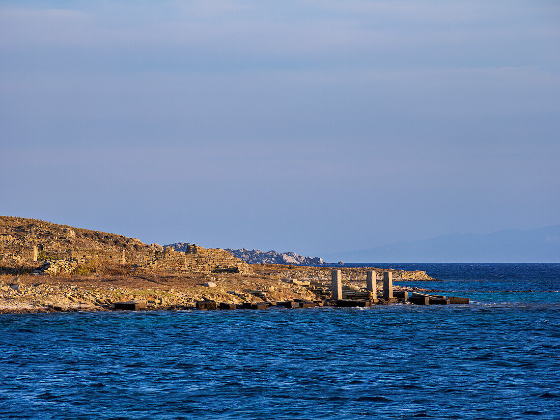 Ufer der archäologischen Stätte von Delos bei Sonnenuntergang, UNESCO-Welterbe, Insel Delos, Kykladen, Griechische Inseln, Griechenland, Europa