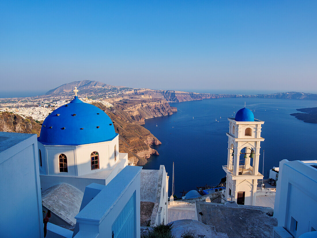 Kirche der Auferstehung des Herrn bei Sonnenuntergang, Imerovigli, Insel Santorin (Thira), Kykladen, Griechische Inseln, Griechenland, Europa