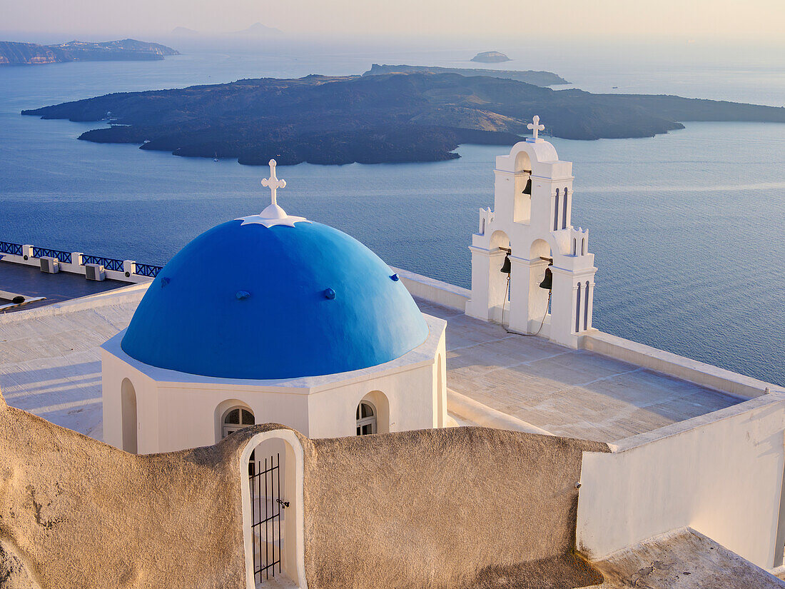 Drei Glocken von Fira, ikonische blaue Kuppelkirche bei Sonnenuntergang, Fira, Insel Santorin (Thira), Kykladen, Griechische Inseln, Griechenland, Europa