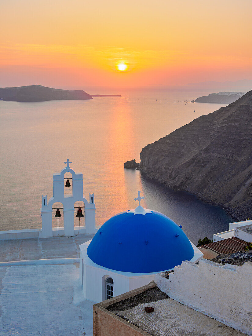 Drei Glocken von Fira, ikonische blaue Kuppelkirche bei Sonnenuntergang, Fira, Insel Santorin (Thira), Kykladen, Griechische Inseln, Griechenland, Europa