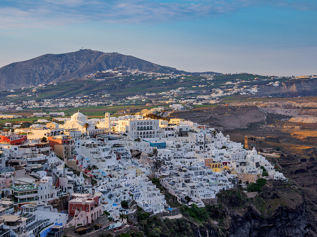 Stadtbild von Fira bei Sonnenaufgang, Insel Santorin (Thira), Kykladen, Griechische Inseln, Griechenland, Europa