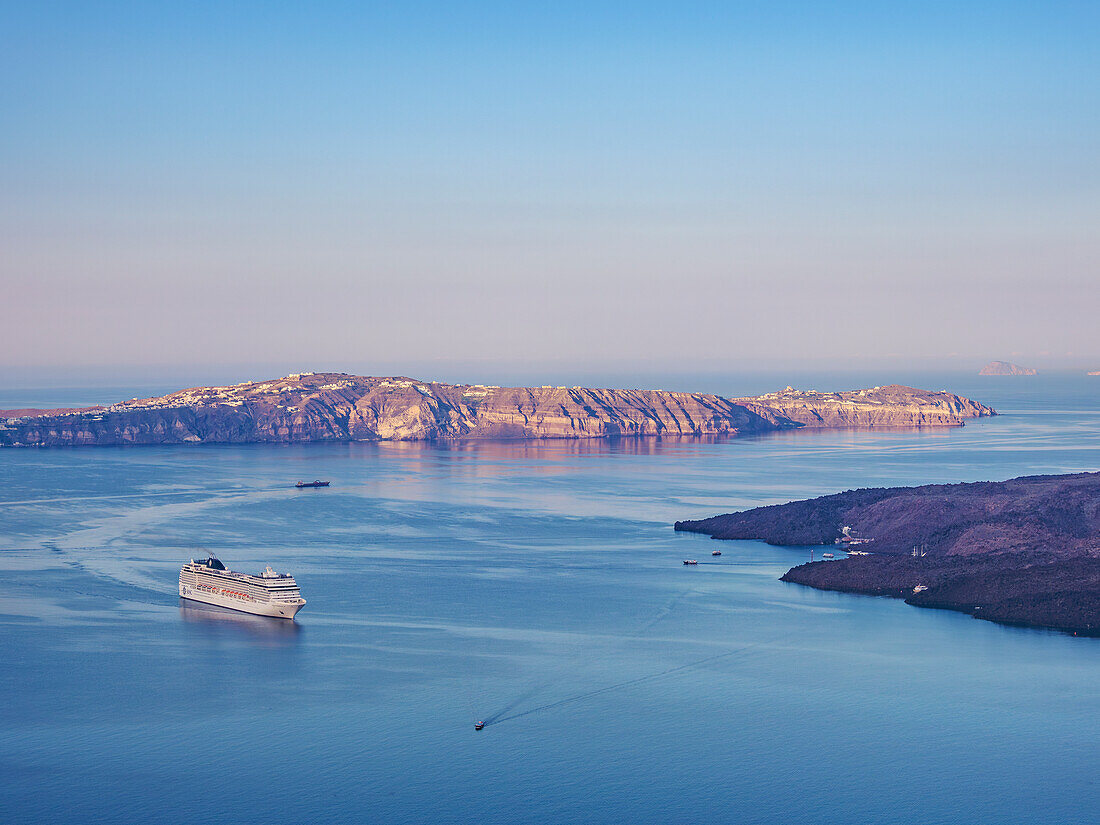 Kreuzfahrtschiff an der Caldera von Fira aus gesehen, Insel Santorin (Thira), Kykladen, Griechische Inseln, Griechenland, Europa