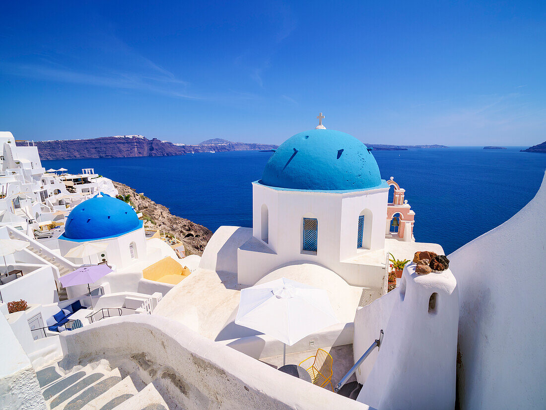 Ikonische blaue Kuppelkirchen der Auferstehung des Herrn und des Heiligen Spyridon, Dorf Oia, Insel Santorin (Thira), Kykladen, Griechische Inseln, Griechenland, Europa