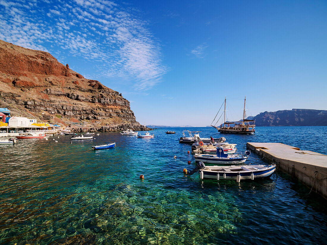 Fischerhafen in der Bucht von Ammoudi, Insel Santorin (Thira), Kykladen, Griechische Inseln, Griechenland, Europa