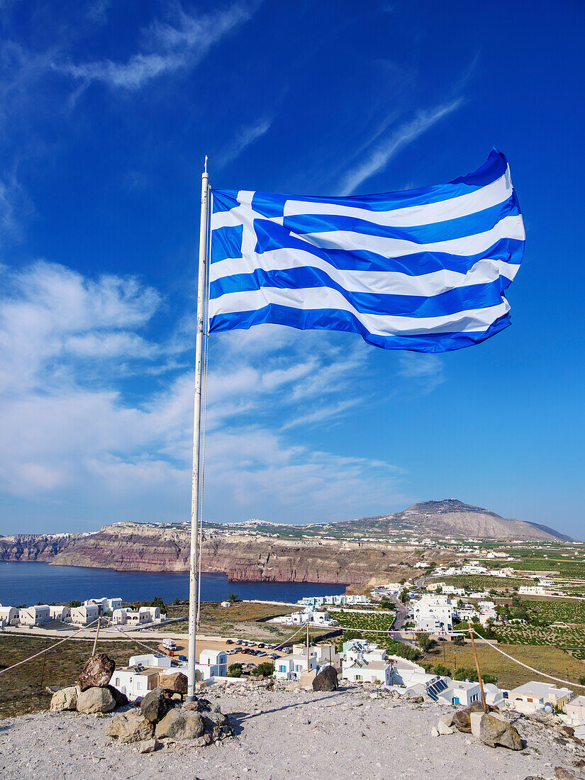 Griechische Flagge an der venezianischen Burg, Dorf Akrotiri, Insel Santorin (Thira), Kykladen, Griechische Inseln, Griechenland, Europa