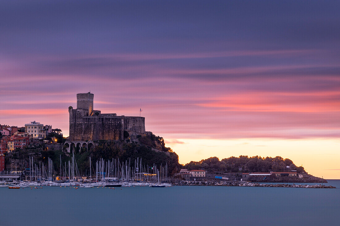 Eine Langzeitbelichtung, um den Sonnenaufgang am Schloss Lerici, Provinz La Spezia, Ligurien, Italien, Europa, einzufangen