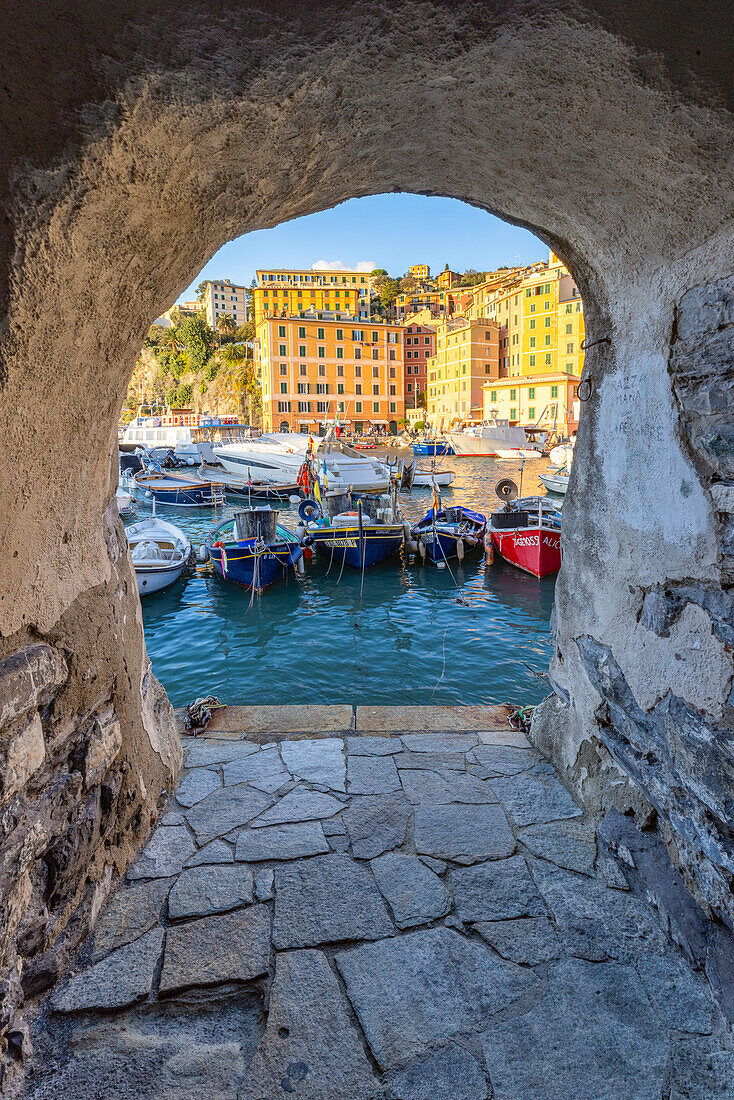 Der schöne Hafen von Camogli durch einen Hausbogen gesehen, Camogli, Provinz Genua, Ligurien, Italien, Europa