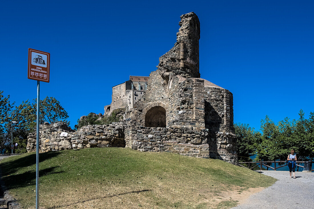 Detail der Sacra di San Michele (Abtei des Heiligen Michael), ein religiöser Komplex auf dem Berg Pirchiriano, auf der Südseite des Val di Susa, Gemeinde Sant'Ambrogio di Torino, Metropolitanstadt Turin, Piemont, Italien, Europa