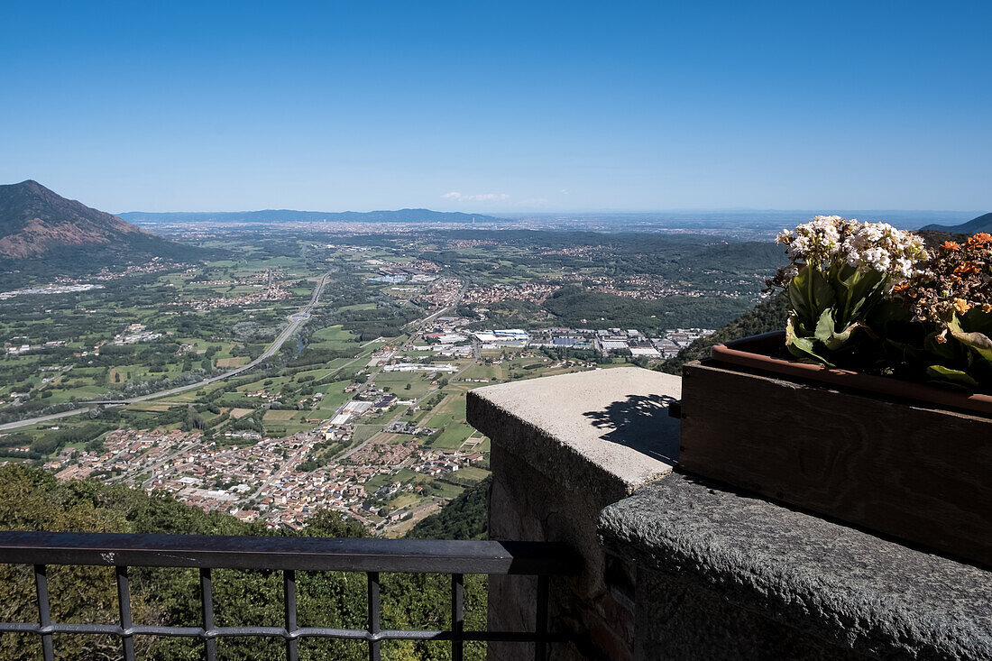 Blick auf die Stadt Turin von der Sacra di San Michele (Abtei des Heiligen Michael) auf dem Berg Pirchiriano, auf der Südseite des Val di Susa, Gemeinde Sant'Ambrogio di Torino, Metropolitanstadt Turin, Piemont, Italien, Europa