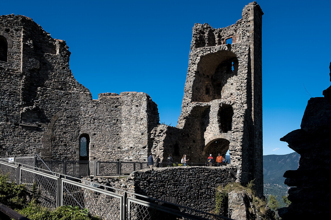 Detail der Sacra di San Michele, einer religiösen Anlage auf dem Berg Pirchiriano, an der Südseite des Val di Susa, Gemeinde Sant'Ambrogio di Torino, Metropolitanstadt Turin, Piemont, Italien, Europa