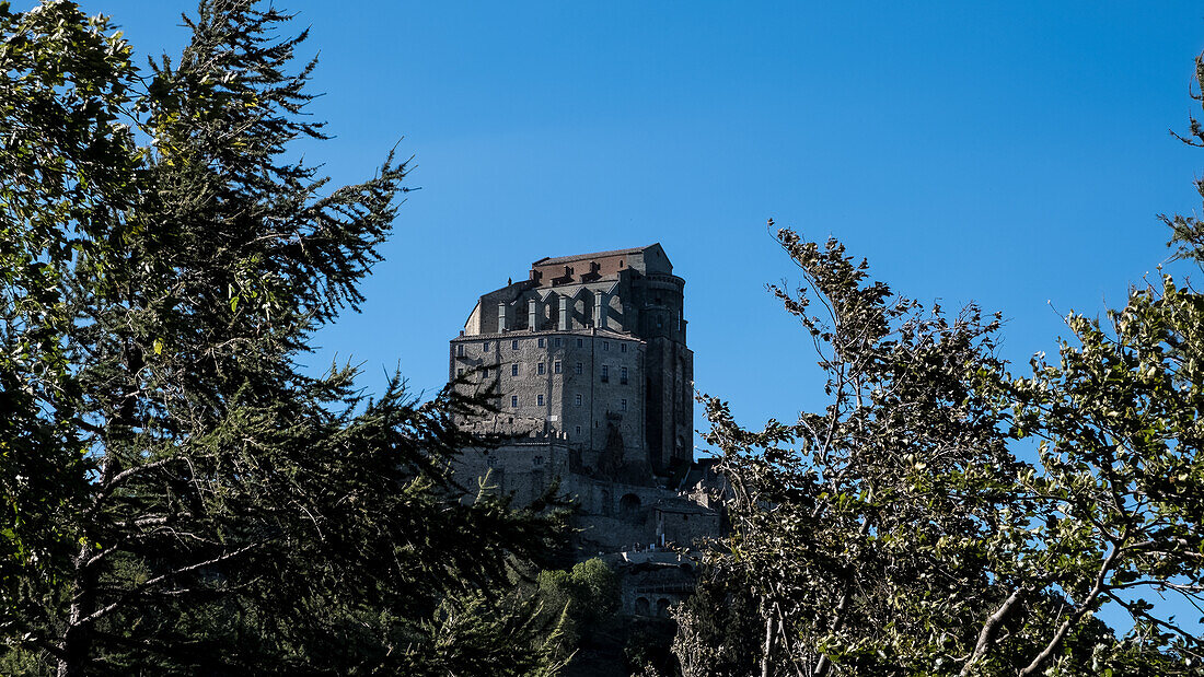 Blick auf die Sacra di San Michele (Abtei des Heiligen Michael), eine religiöse Anlage auf dem Berg Pirchiriano, an der Südseite des Val di Susa, Gemeinde Sant'Ambrogio di Torino, Metropolitanstadt Turin, Piemont, Italien, Europa