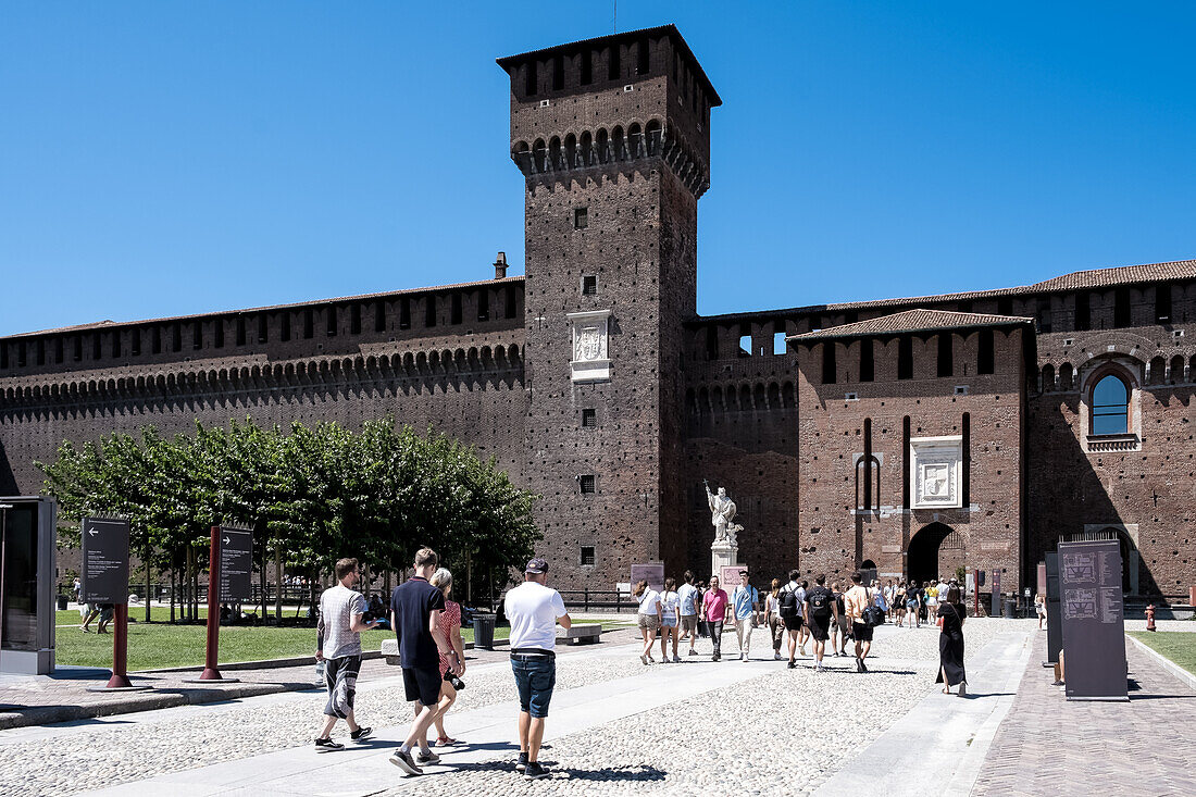 Blick auf das Castello Sforzesco (Sforzas Schloss), eine mittelalterliche Festung aus dem 15. Jahrhundert, die heute Museen und Kunstsammlungen beherbergt, Mailand, Lombardei, Italien, Europa