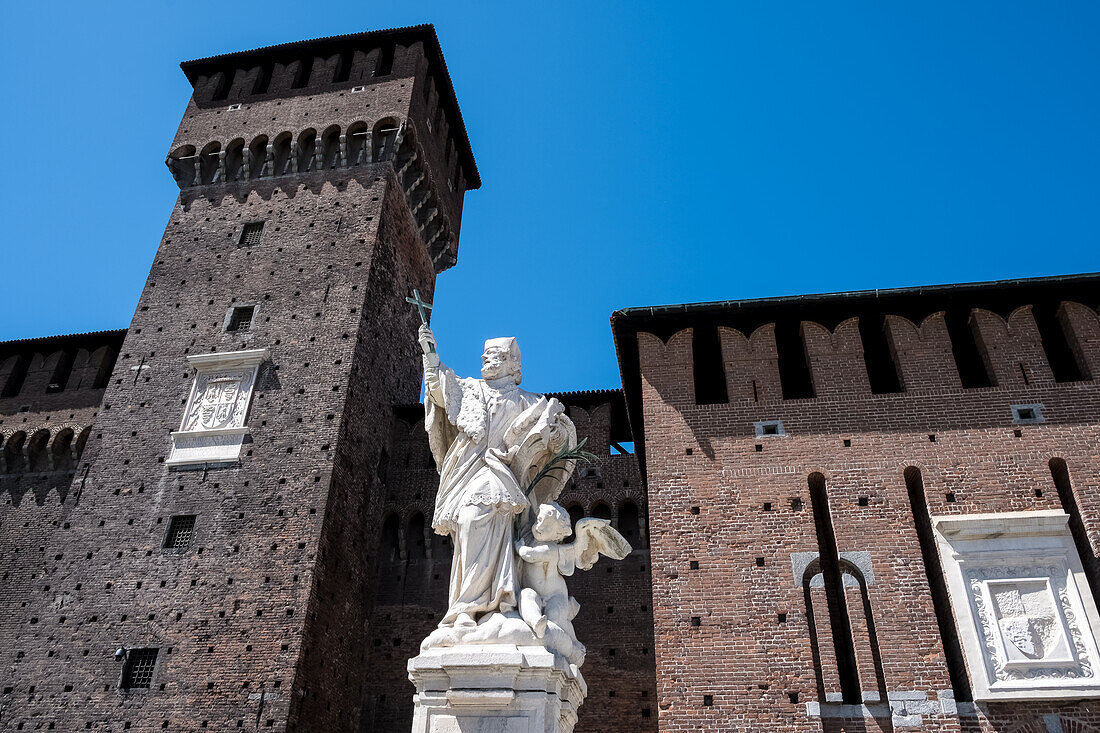 Detail von Castello Sforzesco (Sforzas Schloss), einer mittelalterlichen Festungsanlage aus dem 15. Jahrhundert, die heute Museen und Kunstsammlungen beherbergt, Mailand, Lombardei, Italien, Europa