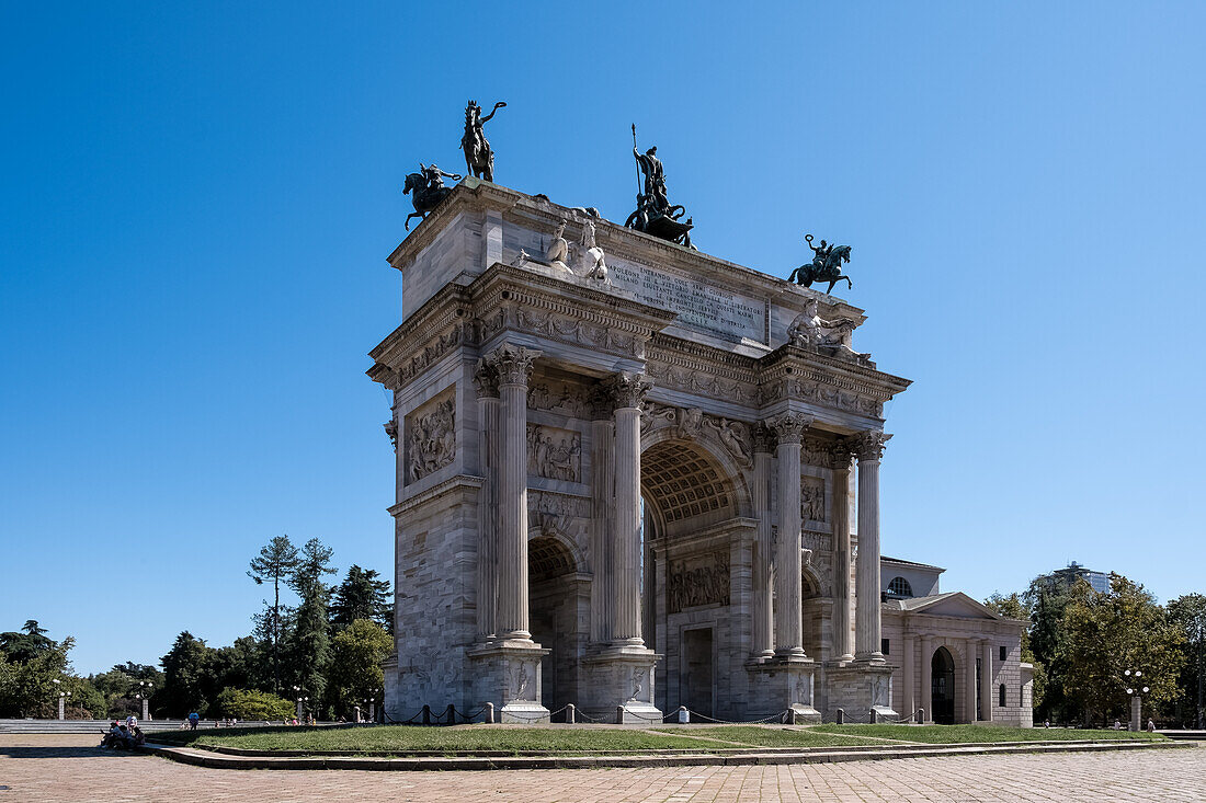 Blick auf Porta Sempione (Simplontor) und Arco della Pace (Friedensbogen), Triumphbogen aus dem 19. Jahrhundert mit römischen Wurzeln, Mailand, Lombardei, Italien, Europa