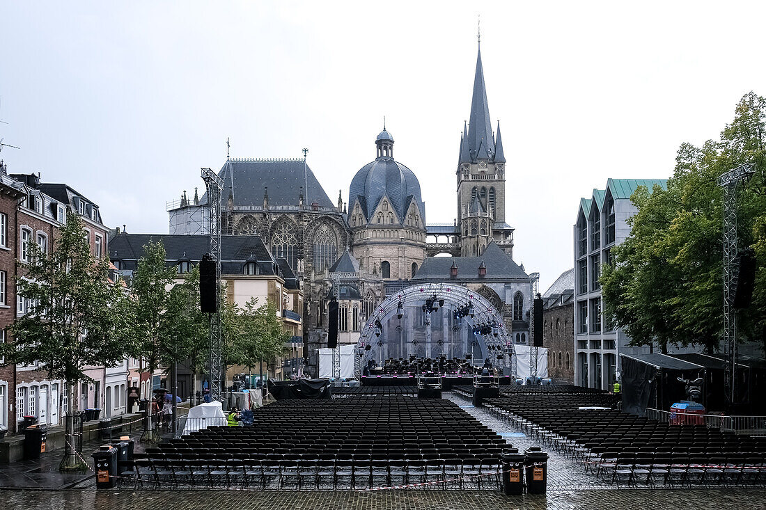 Katschhof, ein baumbestandener Platz, Schauplatz von Festen und Märkten, mit dem ikonischen Aachener Dom, einer der ältesten Kathedralen Europas, dahinter, Aachen, Nordrhein-Westfalen, Deutschland, Europa