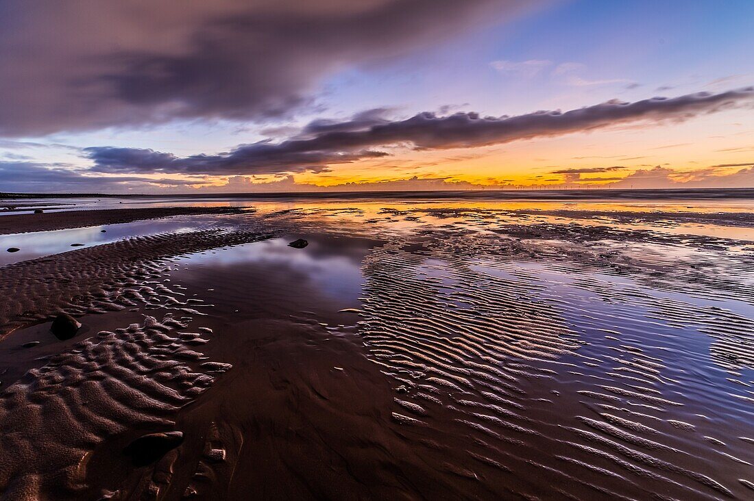 Sonnenuntergang über der Irischen See und der Halbinsel Furness, von Sandy Gap, Walney Island, Cumbrian Coast, Cumbria, England, Vereinigtes Königreich, Europa