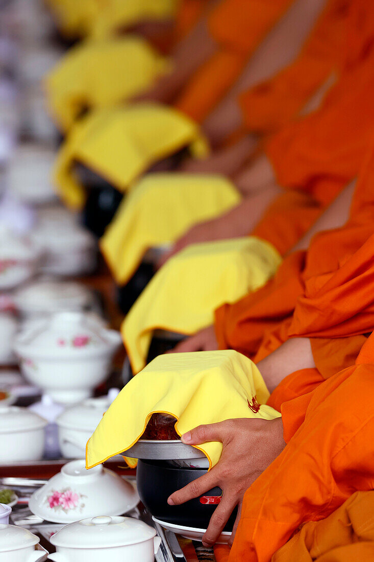 Vegetarisches Essen, Mönche bei buddhistischer Zeremonie in der Haupthalle, Phuoc Hue Buddhistische Pagode, Tan Chau, Vietnam, Indochina, Südostasien, Asien