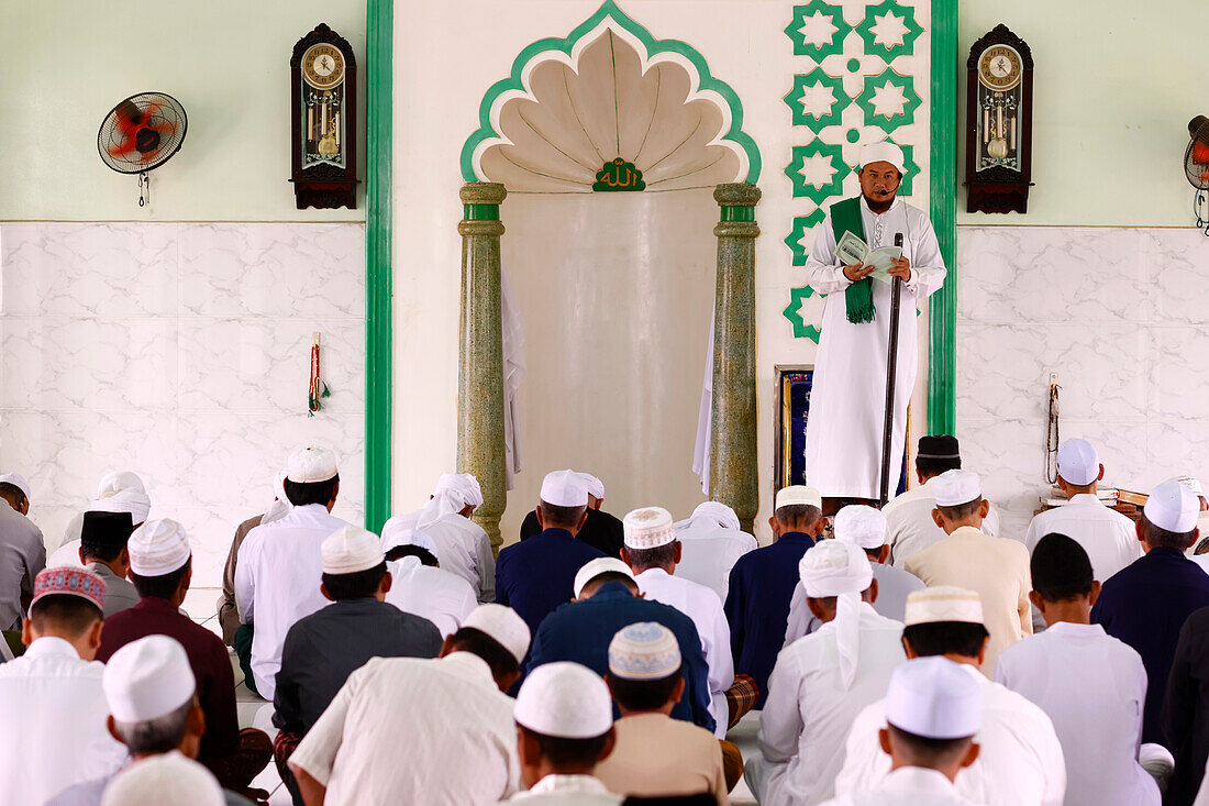 Sermon by Imam, Friday Prayers (Salat), Jamiul Azhar mosque, Vietnam, Indochina, Southeast Asia, Asia