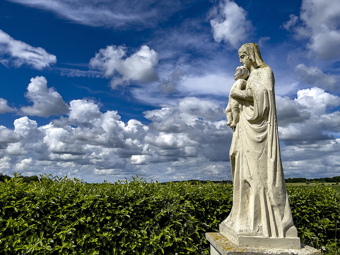 Statue der Jungfrau mit Kind, in einer Landschaft der Normandie, Eure, Normandie, Frankreich, Europa