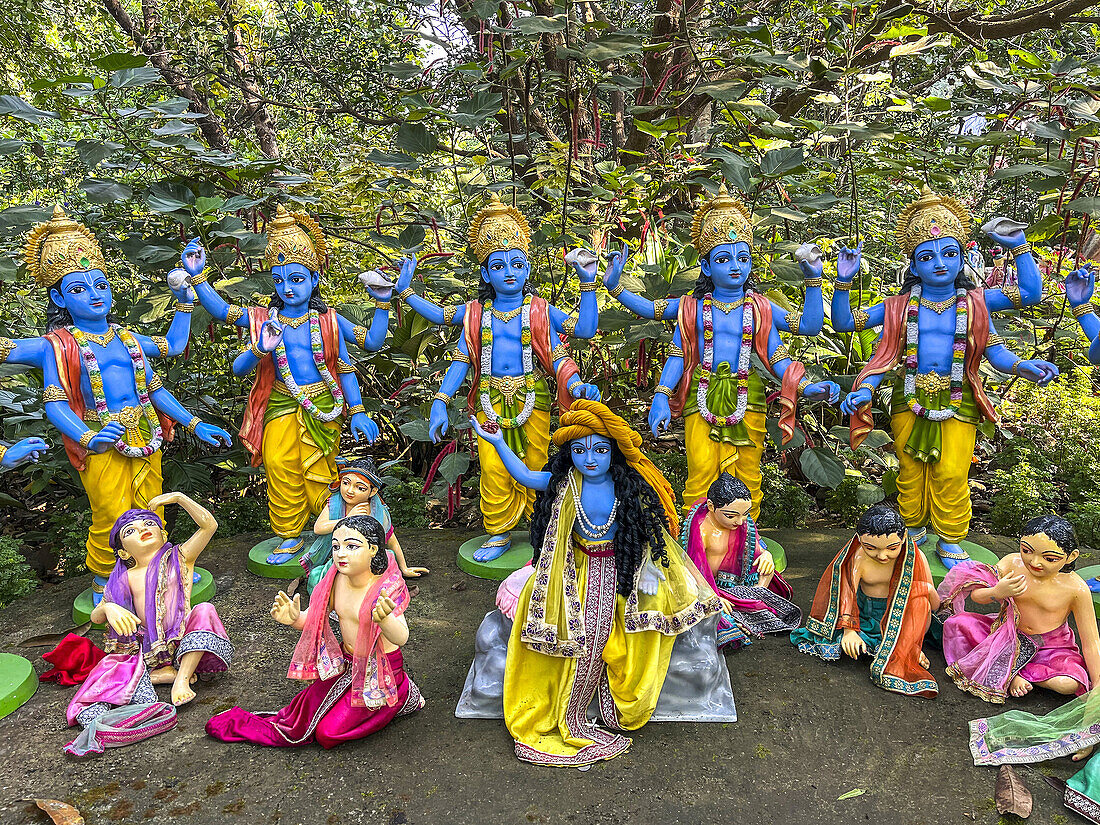 Murthis (Statuen) in Govardhan Ecovillage, Maharashtra, Indien, Asien