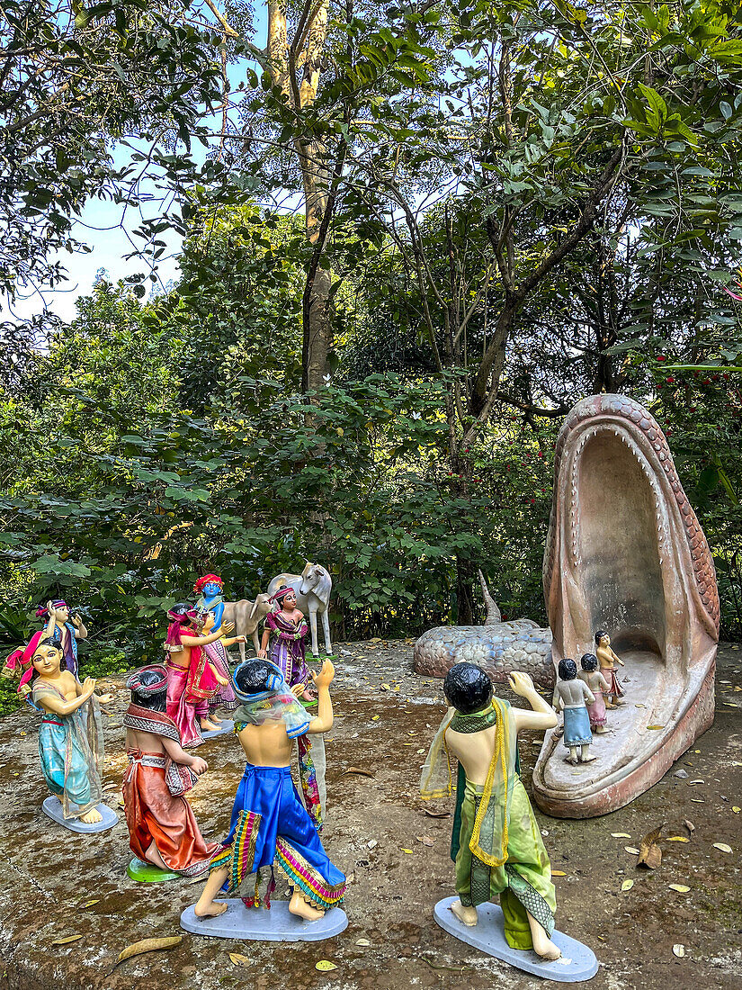 Befreiung von Aghasur, Murthis (Statuen) in Govardhan Ecovillage, Maharashtra, Indien, Asien