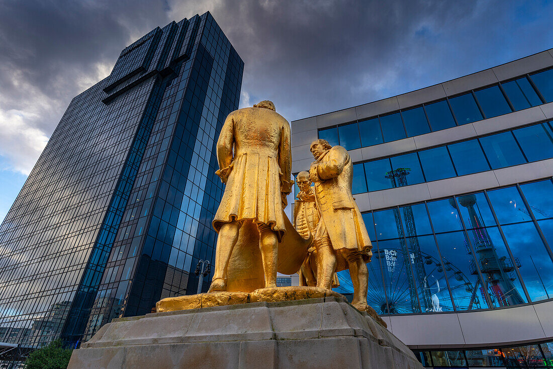 Blick auf die Statue von Boulton, Murdoch und Watt und zeitgenössische Gebäude, Birmingham, West Midlands, England, Vereinigtes Königreich, Europa