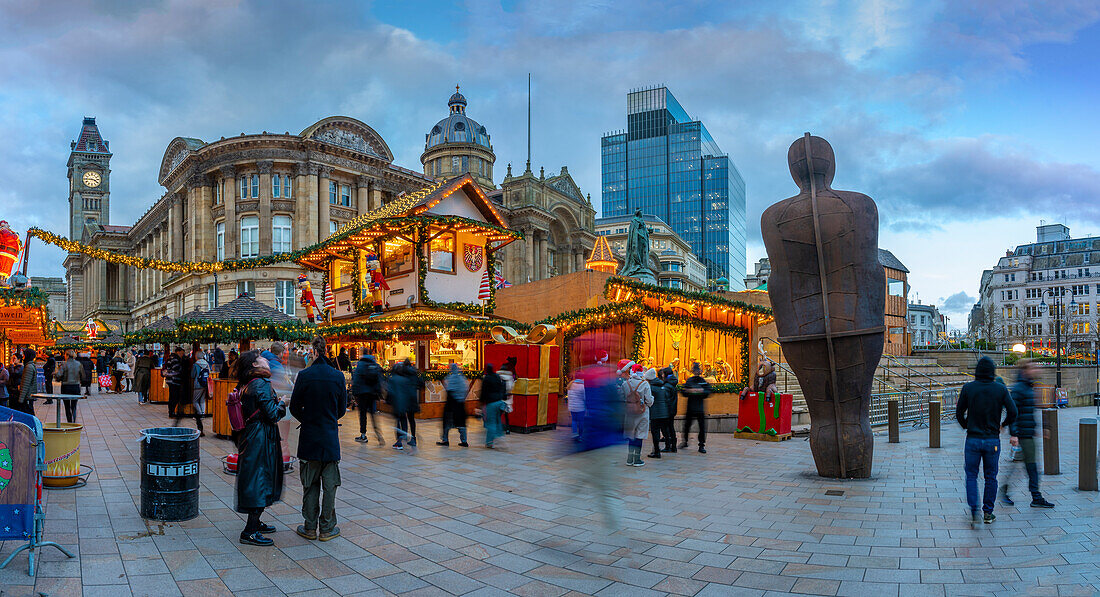 Blick auf die Stände des Weihnachtsmarktes am Victoria Square, Birmingham, West Midlands, England, Vereinigtes Königreich, Europa