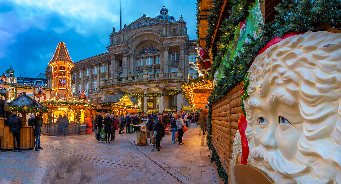 Blick auf die Stände des Weihnachtsmarktes am Victoria Square, Birmingham, West Midlands, England, Vereinigtes Königreich, Europa