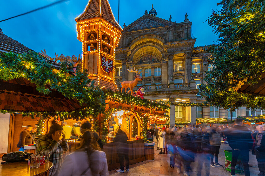 Blick auf die Stände des Weihnachtsmarktes am Victoria Square, Birmingham, West Midlands, England, Vereinigtes Königreich, Europa