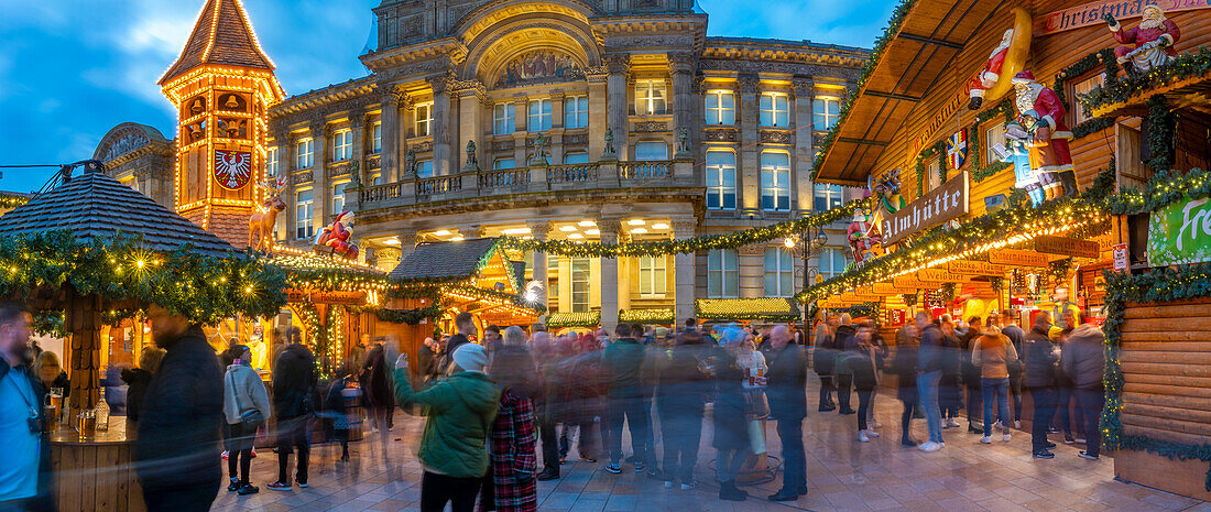 Blick auf die Stände des Weihnachtsmarktes am Victoria Square, Birmingham, West Midlands, England, Vereinigtes Königreich, Europa