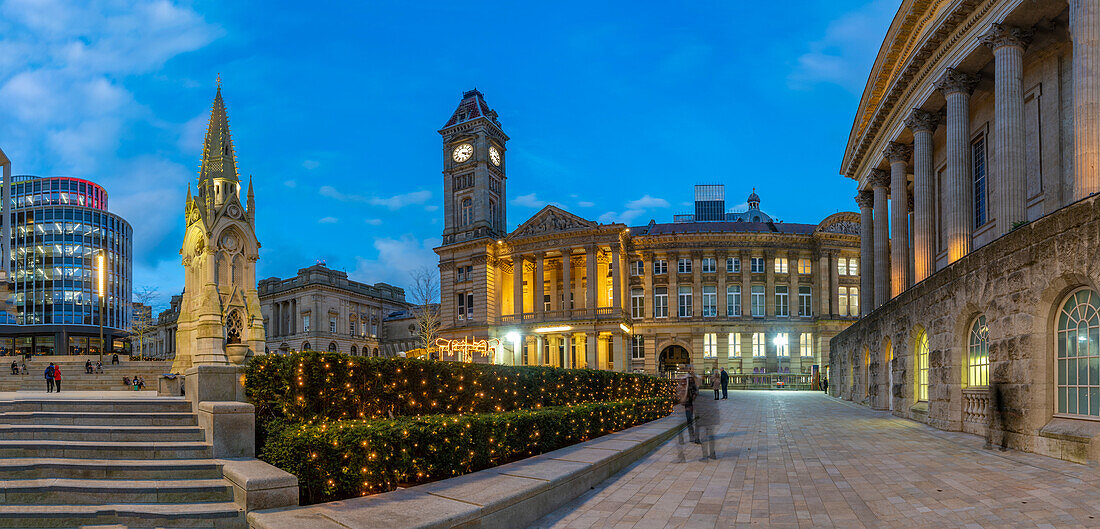 Blick auf das Chamberlain-Denkmal am Chamberlain Square in der Abenddämmerung, Birmingham, West Midlands, England, Vereinigtes Königreich, Europa