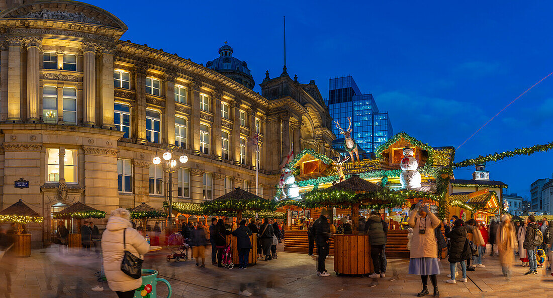 Blick auf die Stände des Weihnachtsmarktes am Victoria Square in der Abenddämmerung, Birmingham, West Midlands, England, Vereinigtes Königreich, Europa