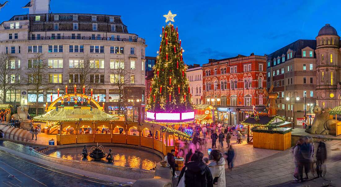 Blick auf die Stände des Weihnachtsmarktes am Victoria Square in der Abenddämmerung, Birmingham, West Midlands, England, Vereinigtes Königreich, Europa