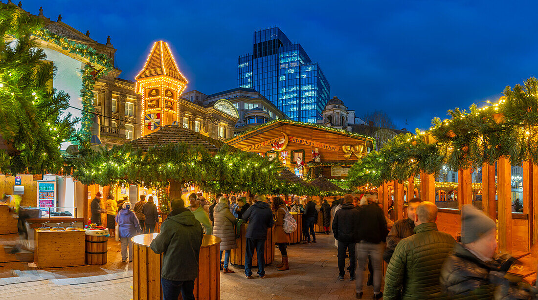 Blick auf die Stände des Weihnachtsmarktes am Victoria Square in der Abenddämmerung, Birmingham, West Midlands, England, Vereinigtes Königreich, Europa