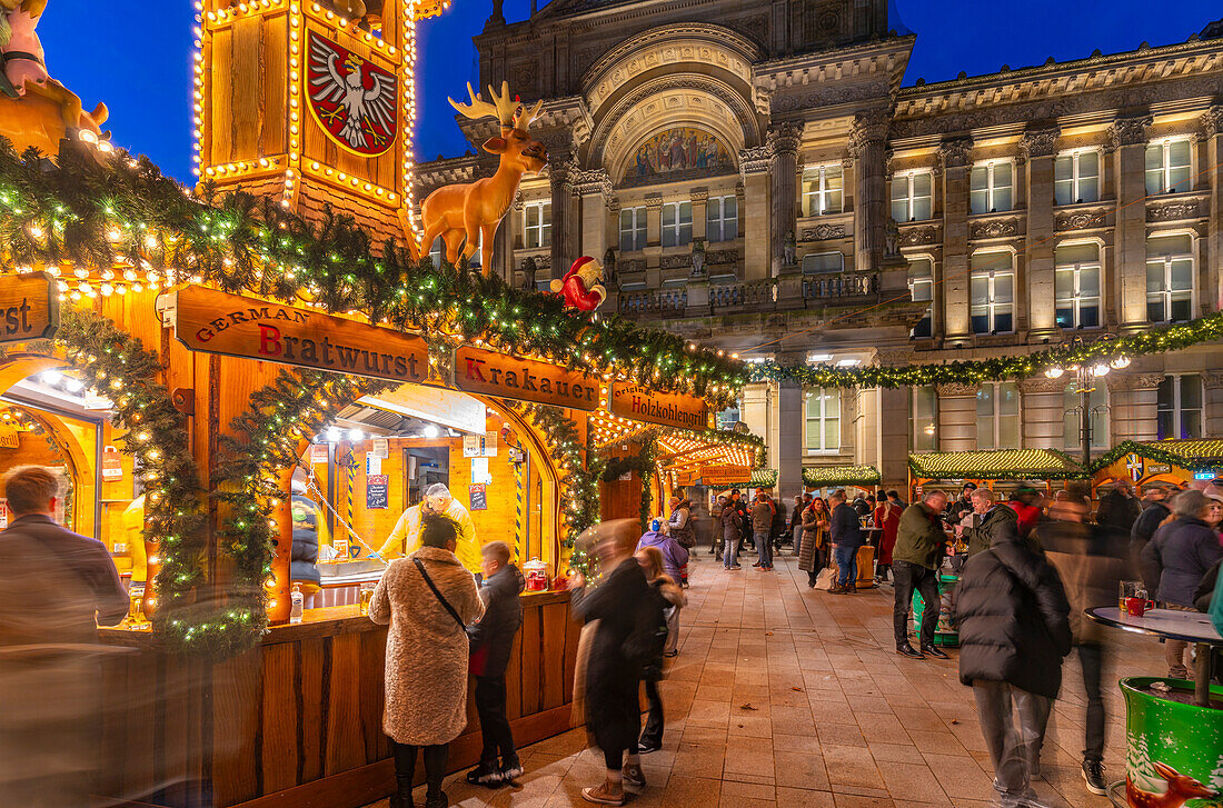 Blick auf die Stände des Weihnachtsmarktes am Victoria Square in der Abenddämmerung, Birmingham, West Midlands, England, Vereinigtes Königreich, Europa