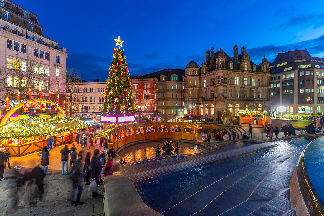 Blick auf die Stände des Weihnachtsmarktes am Victoria Square in der Abenddämmerung, Birmingham, West Midlands, England, Vereinigtes Königreich, Europa