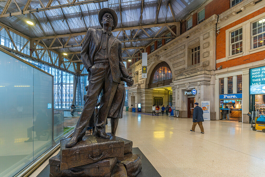 Blick auf das National Windrush Monument in der Haupthalle der Waterloo Station, London, England, Vereinigtes Königreich, Europa