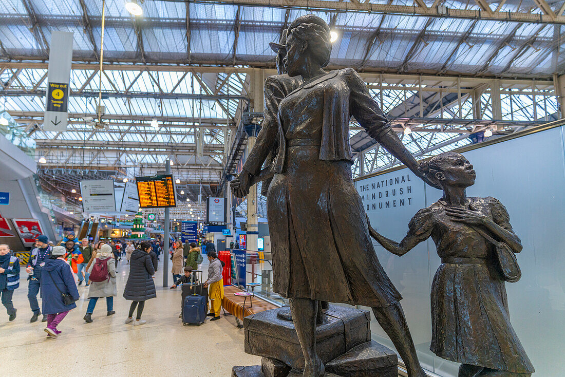 Blick auf das National Windrush Monument in der Haupthalle der Waterloo Station, London, England, Vereinigtes Königreich, Europa