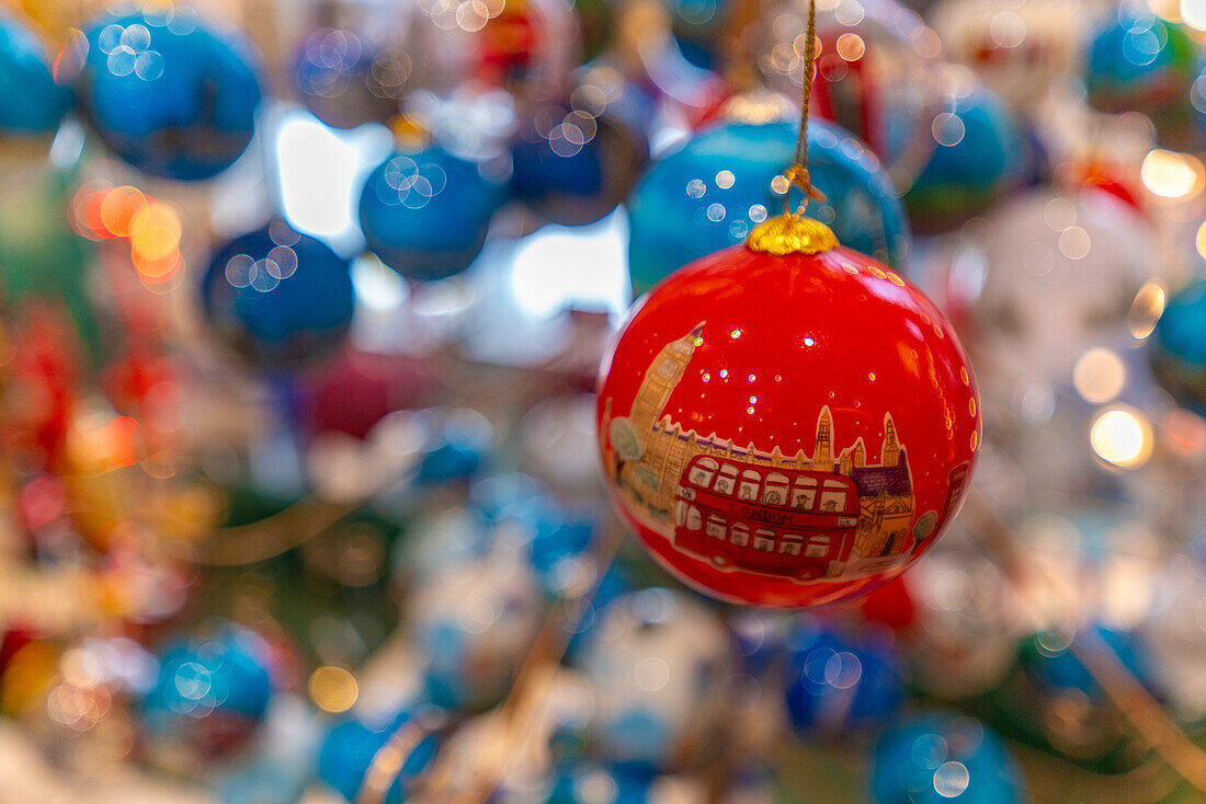 Nahaufnahme von Souvenirs und Weihnachtsdekoration in der Nähe der St. Paul's Cathedral, London, England, Vereinigtes Königreich, Europa