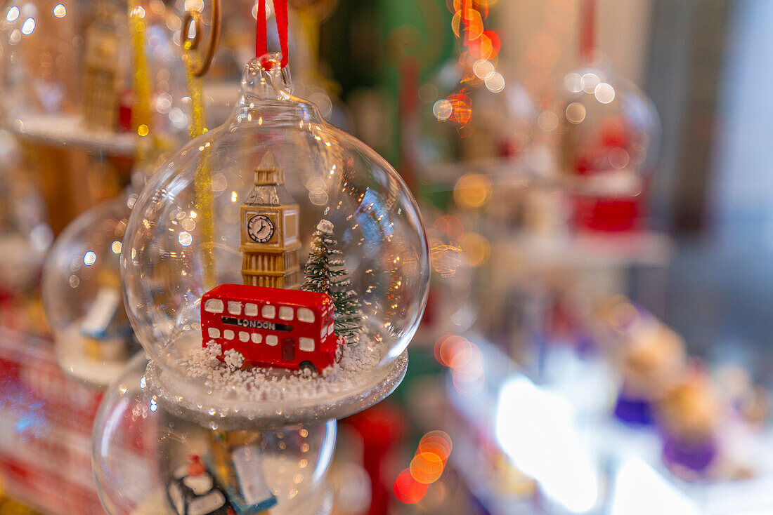 Nahaufnahme von Souvenirs und Weihnachtsdekoration in der Nähe der St. Paul's Cathedral, London, England, Vereinigtes Königreich, Europa