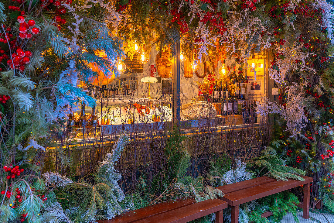 Blick auf ein Schaufenster in der Weihnachtszeit in Covent Garden, London, England, Vereinigtes Königreich, Europa