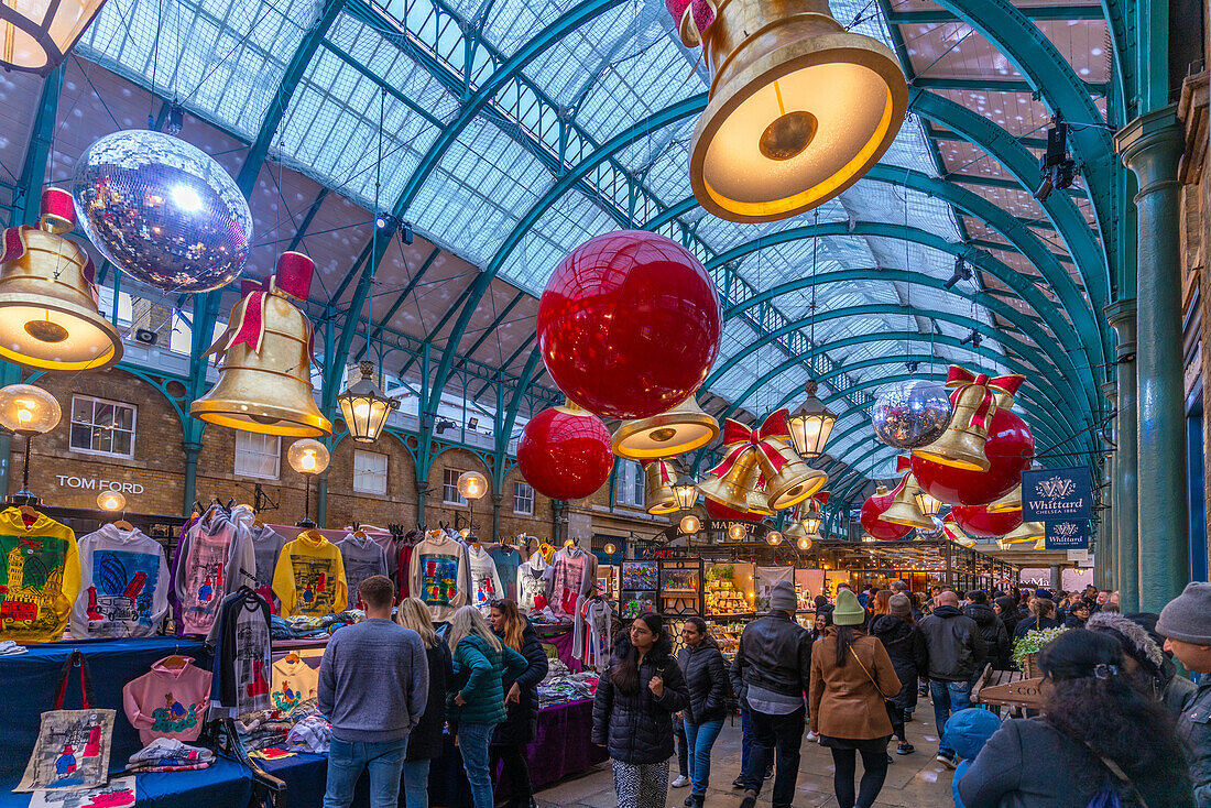 Blick auf die Weihnachtsdekoration auf dem Apfelmarkt, Covent Garden, London, England, Vereinigtes Königreich, Europa